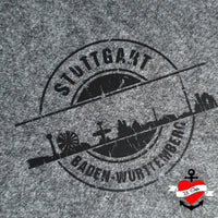 Schwarze Filzoberfläche mit dem Stuttgart Skyline Motiv von easy-sticks, ideal für persönliche Bastelarbeiten.