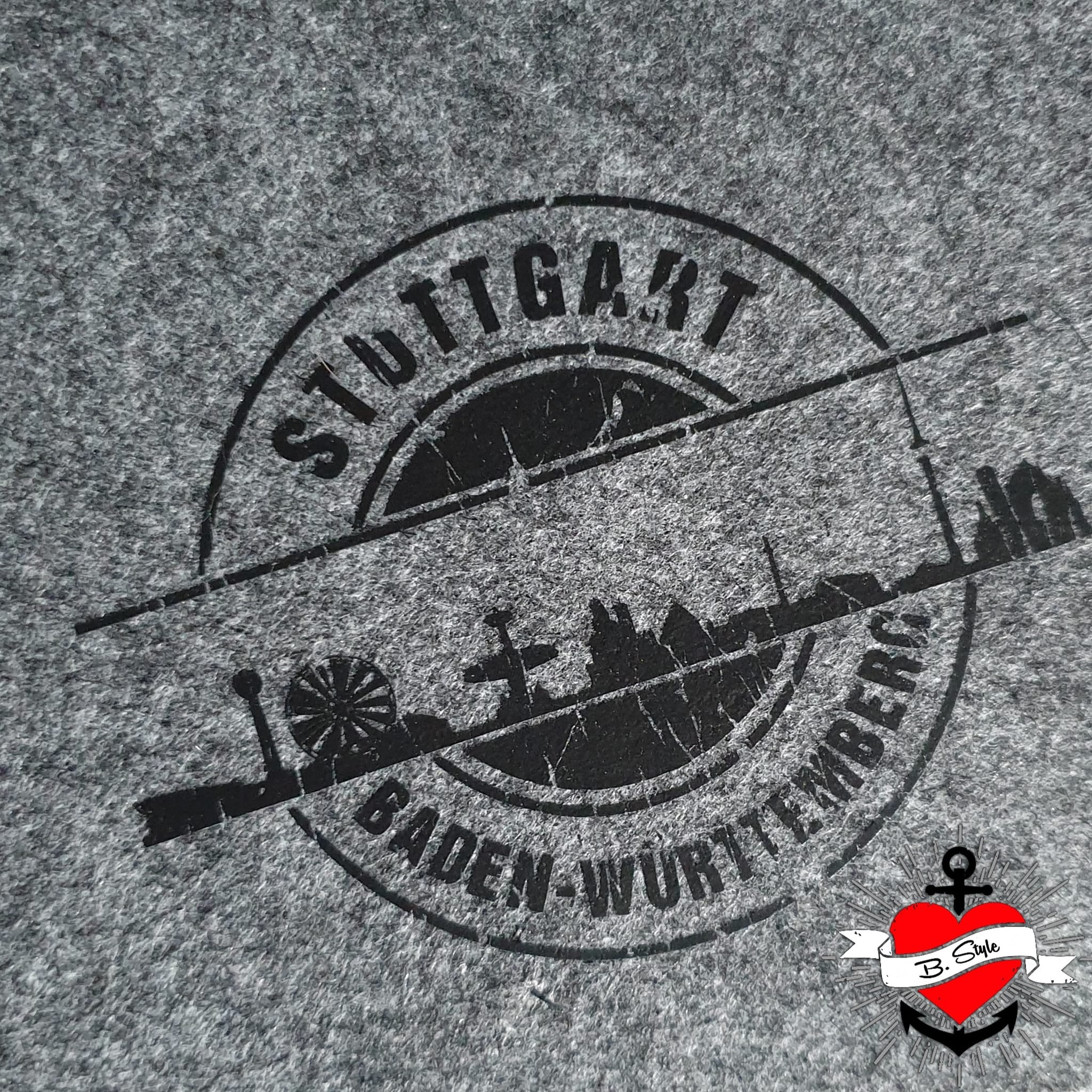 Schwarze Filzoberfläche mit dem Stuttgart Skyline Motiv von easy-sticks, ideal für persönliche Bastelarbeiten.