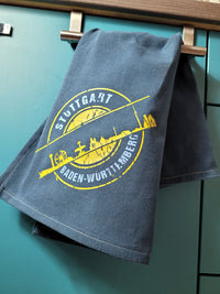 Gesticktes Geschirrtuch mit dem Skyline Stuttgart Design von easy-sticks, perfekt für kreative Küchenprojekte.