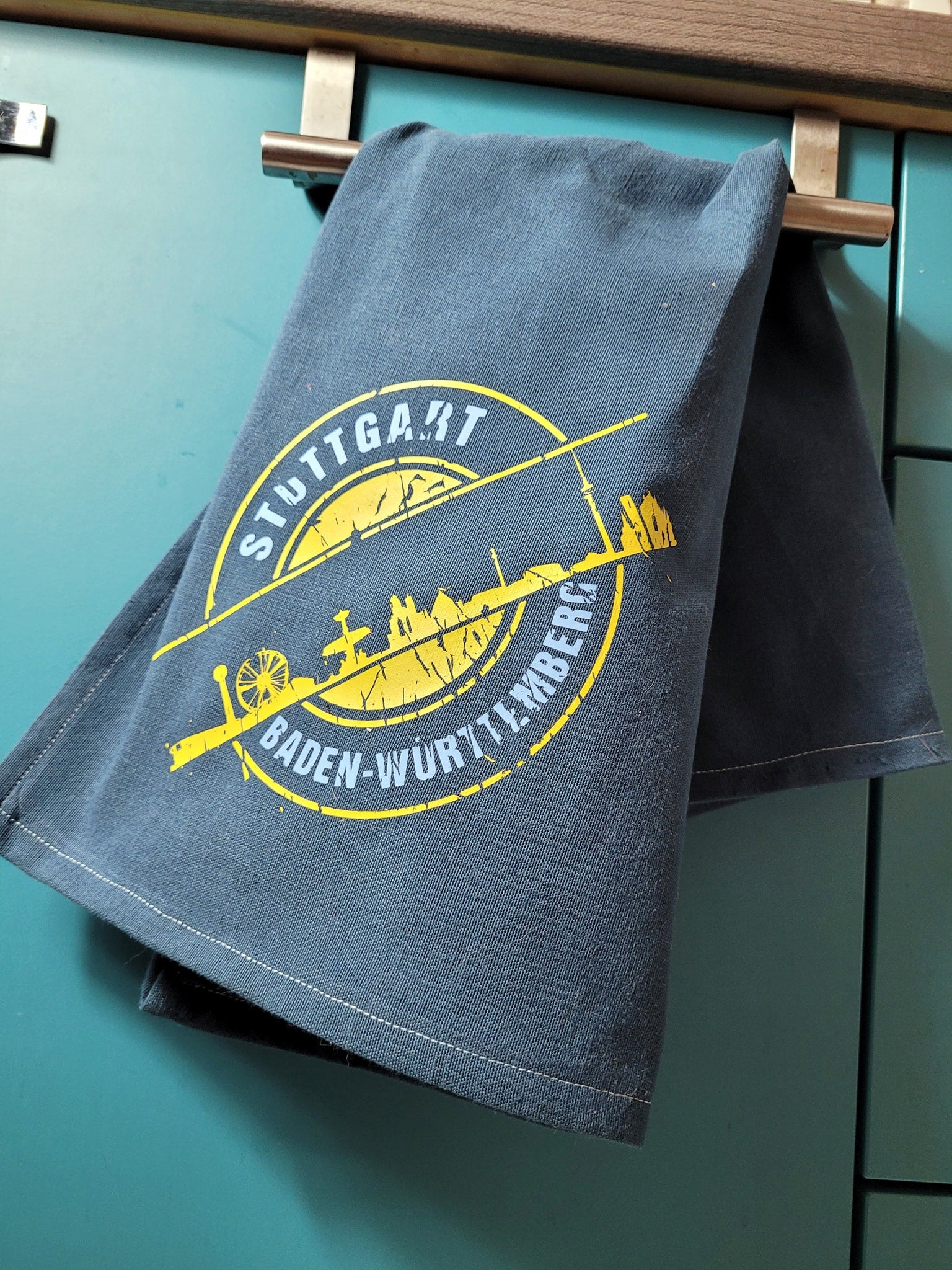 Gesticktes Geschirrtuch mit dem Skyline Stuttgart Design von easy-sticks, perfekt für kreative Küchenprojekte.