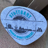 Heller Stoff mit leuchtend pinkem Stuttgart Skyline Motiv von easy-sticks, ideal für bemerkenswerte Nähprojekte.