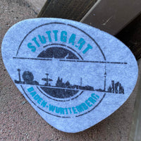 Heller Stoff mit leuchtend pinkem Stuttgart Skyline Motiv von easy-sticks, ideal für bemerkenswerte Nähprojekte.