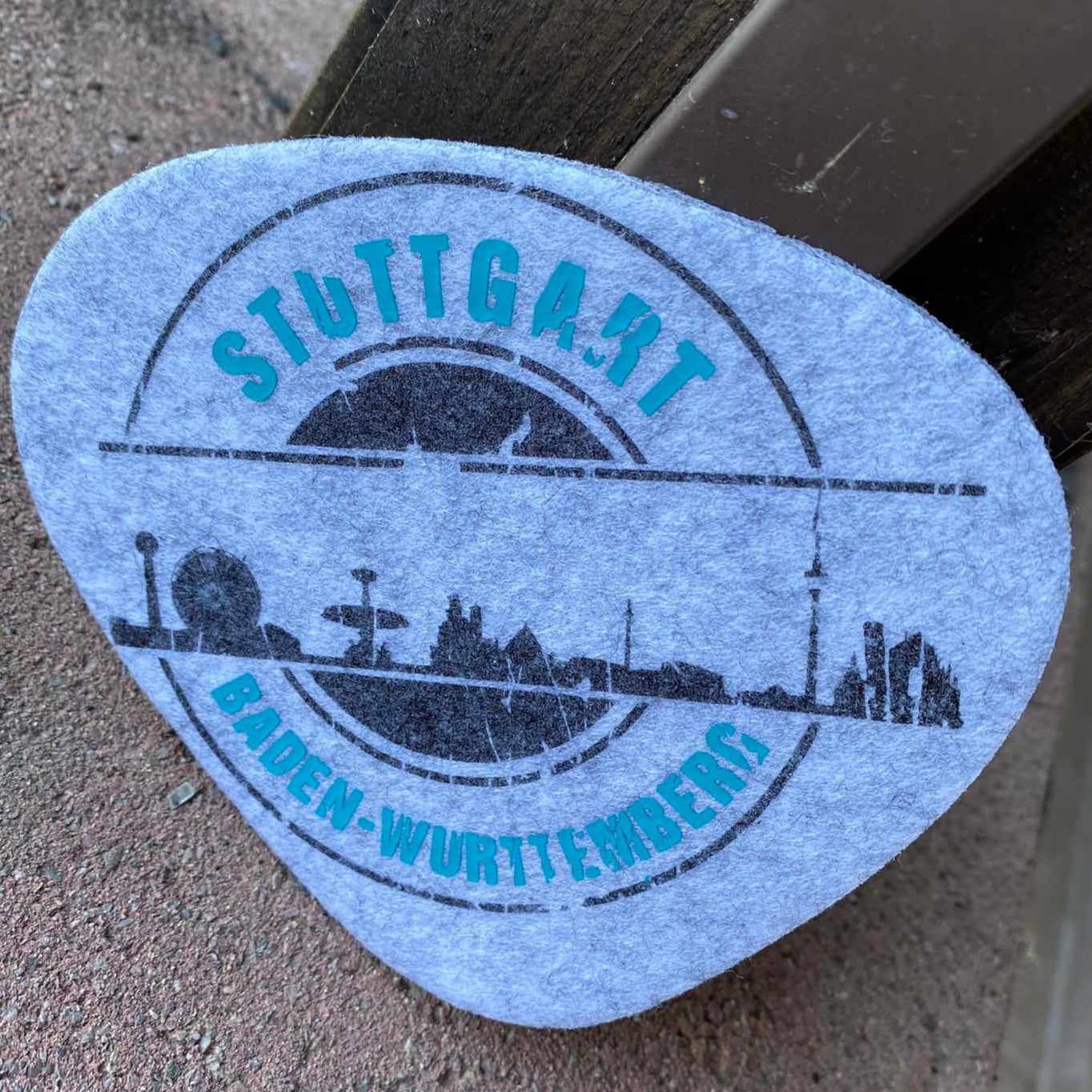 Heller Stoff mit leuchtend pinkem Stuttgart Skyline Motiv von easy-sticks, ideal für bemerkenswerte Nähprojekte.