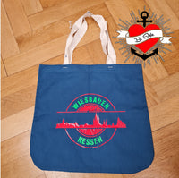 Eine elegante Tragetasche mit der Skyline Wiesbaden Plotterdatei von easy-sticks, das Design 'WIESBADEN HESSEN' hebt sich lebhaft ab und ist perfekt für kreative Bastelideen.