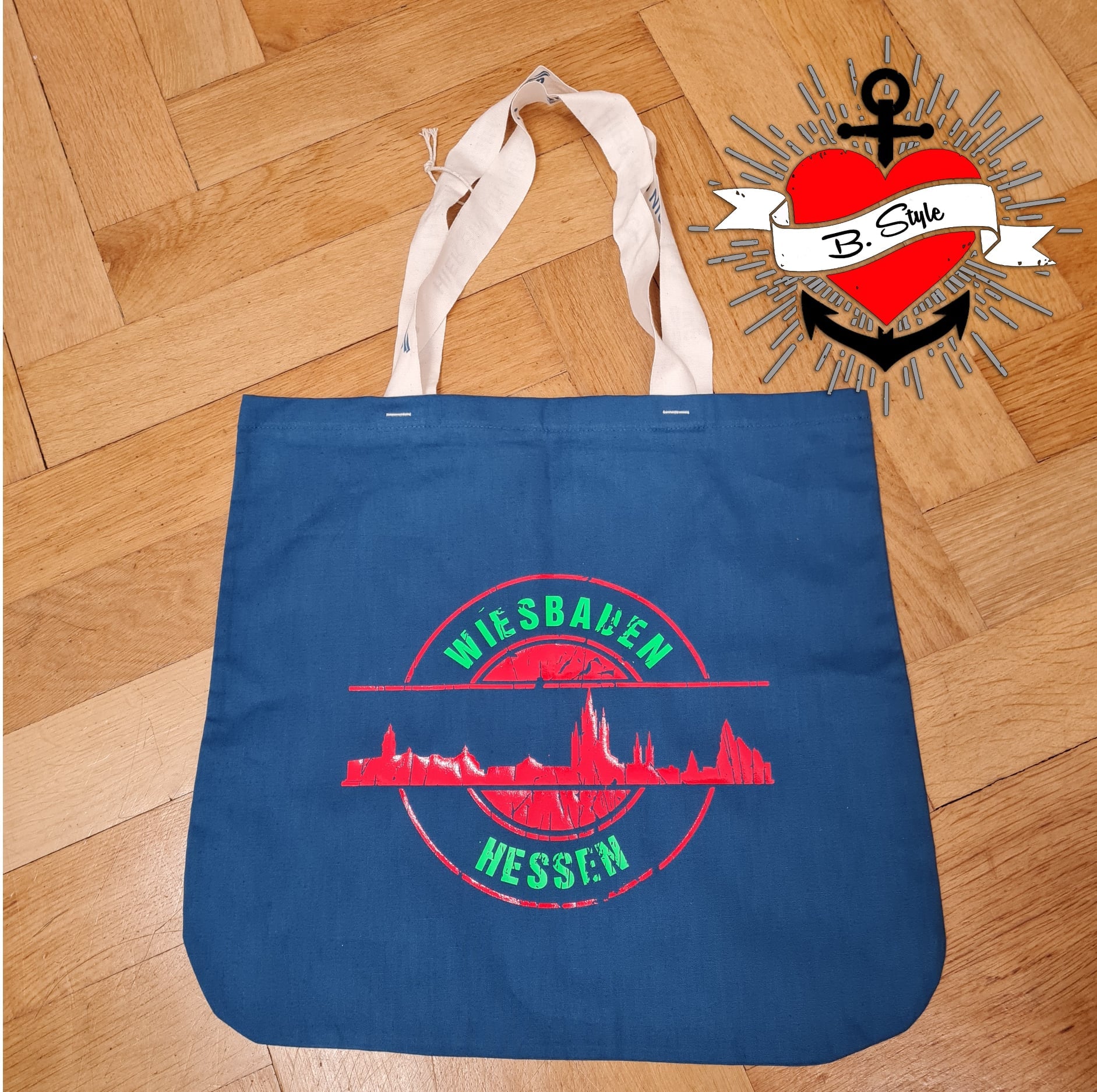 Eine elegante Tragetasche mit der Skyline Wiesbaden Plotterdatei von easy-sticks, das Design 'WIESBADEN HESSEN' hebt sich lebhaft ab und ist perfekt für kreative Bastelideen.