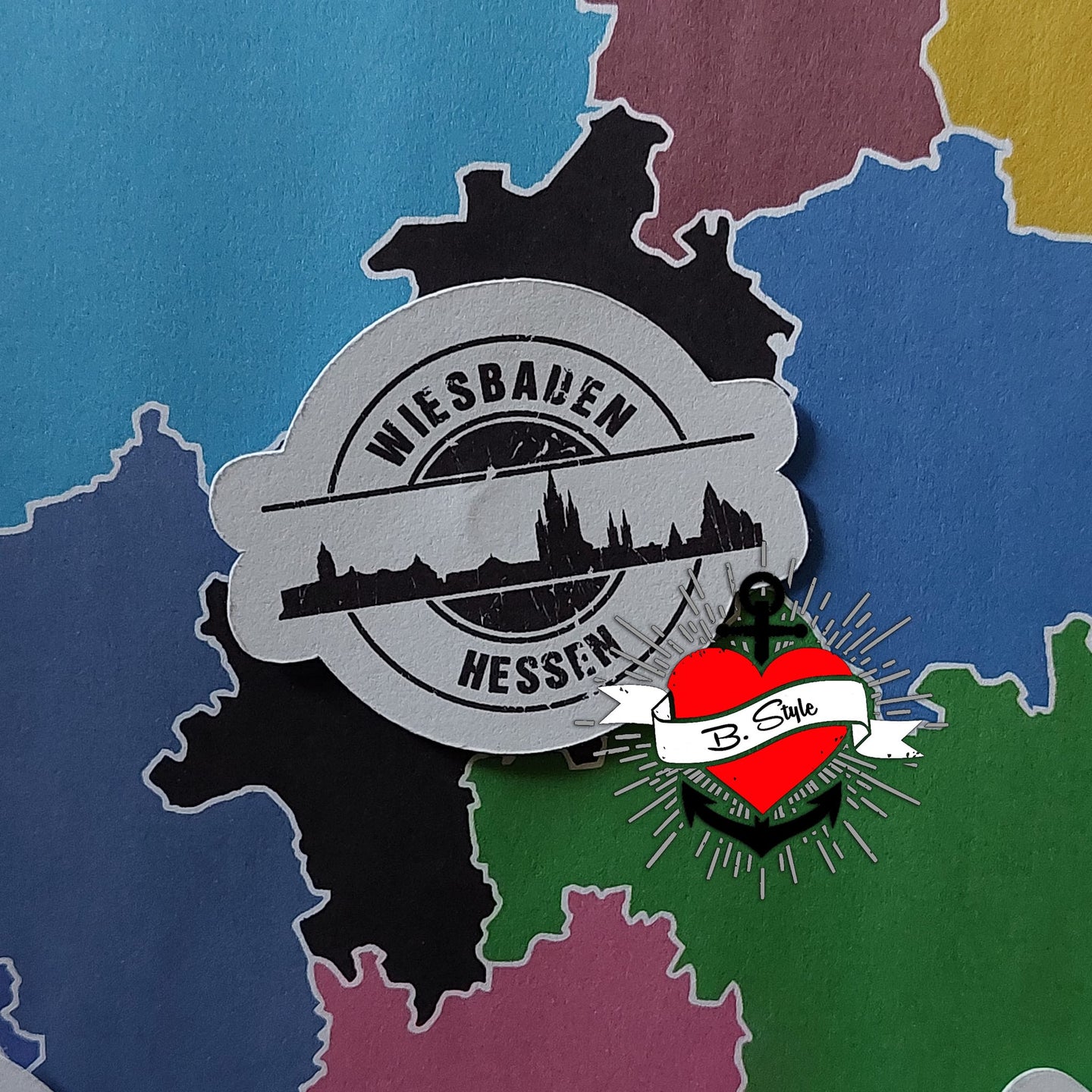 Die Skyline Wiesbaden Plotterdatei von easy-sticks, zeigt ein kreatives Design mit dem Schriftzug 'WIESBADEN HESSEN' auf buntem Hintergrund, ideal für DIY-Projekte.