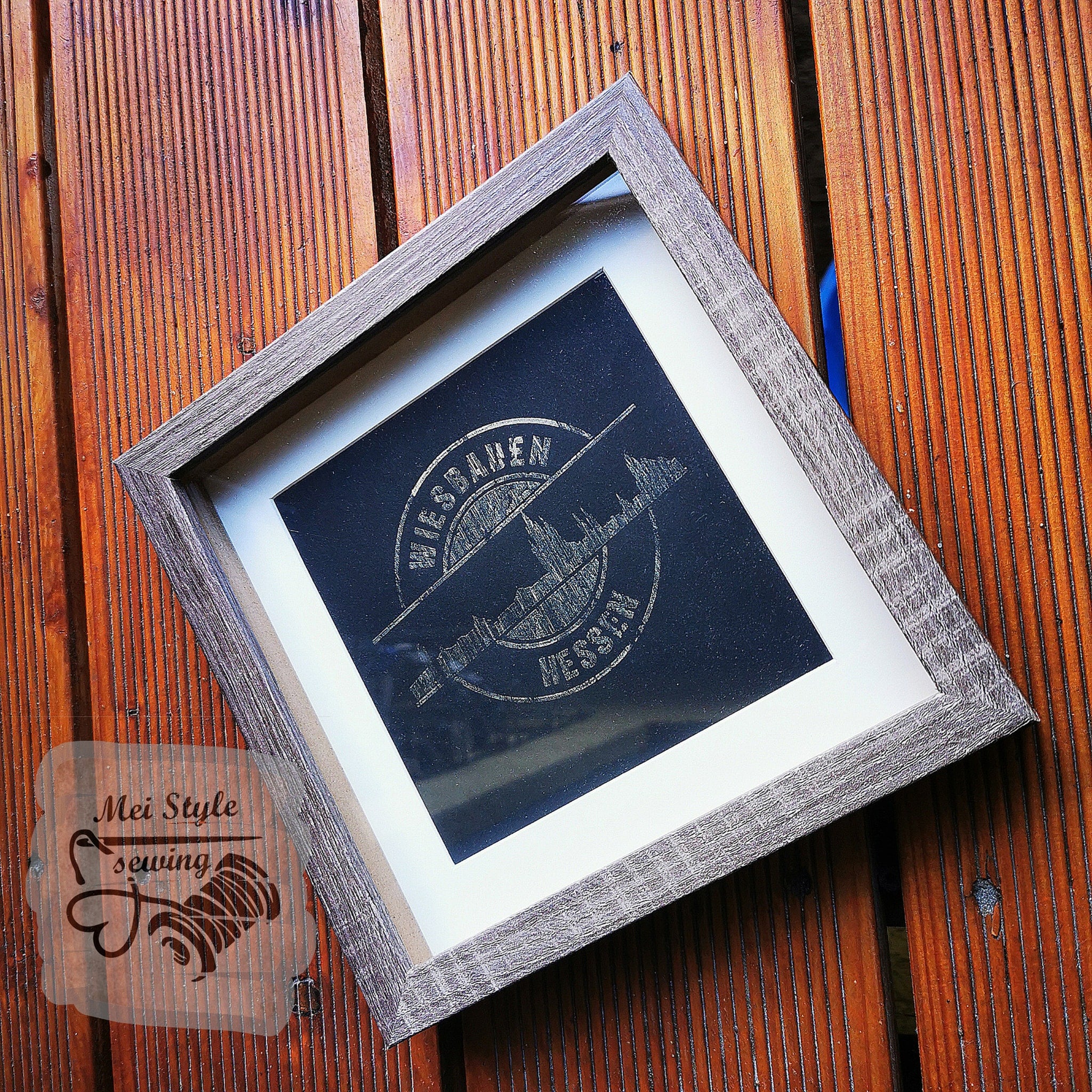 Kreatives Wandkunst-Design mit der 'Skyline Wiesbaden' Plotterdatei von easy-sticks, perfekt für kreative Projekte aus Holz oder Acryl.