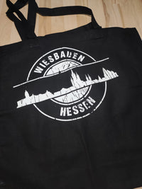 Hochwertige Baumwolltasche mit dem Design der 'Skyline Wiesbaden' Plotterdatei von easy-sticks, perfekt für stilvolle Aufbewahrung.