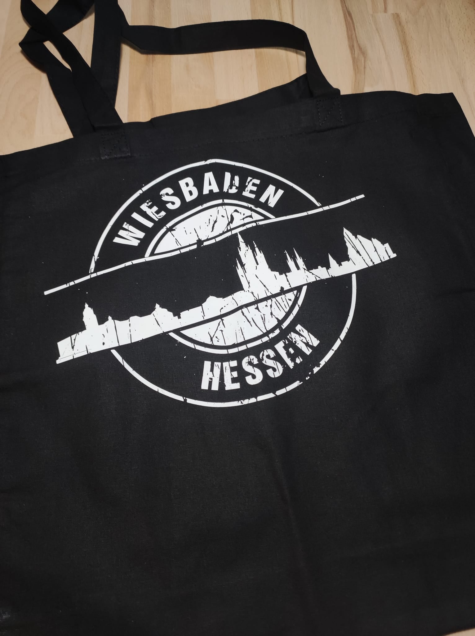 Hochwertige Baumwolltasche mit dem Design der 'Skyline Wiesbaden' Plotterdatei von easy-sticks, perfekt für stilvolle Aufbewahrung.