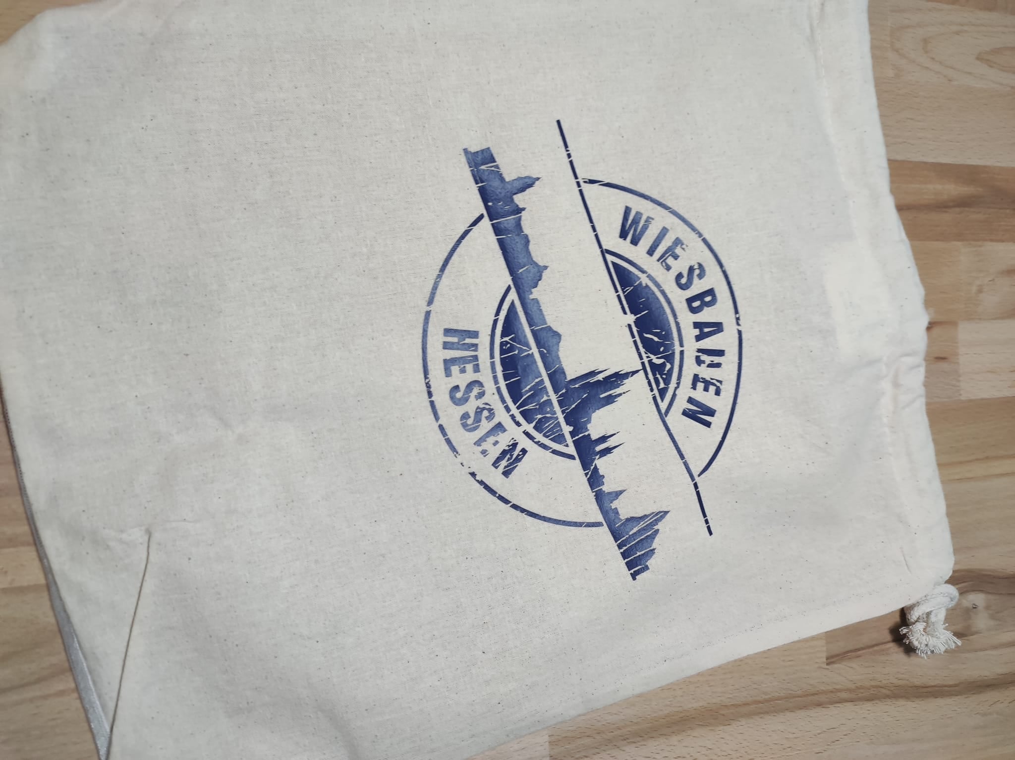 Praktischer Beutel aus Baumwolle mit der 'Skyline Wiesbaden' Plotterdatei von easy-sticks, ideal für kreative und persönliche Projekte.