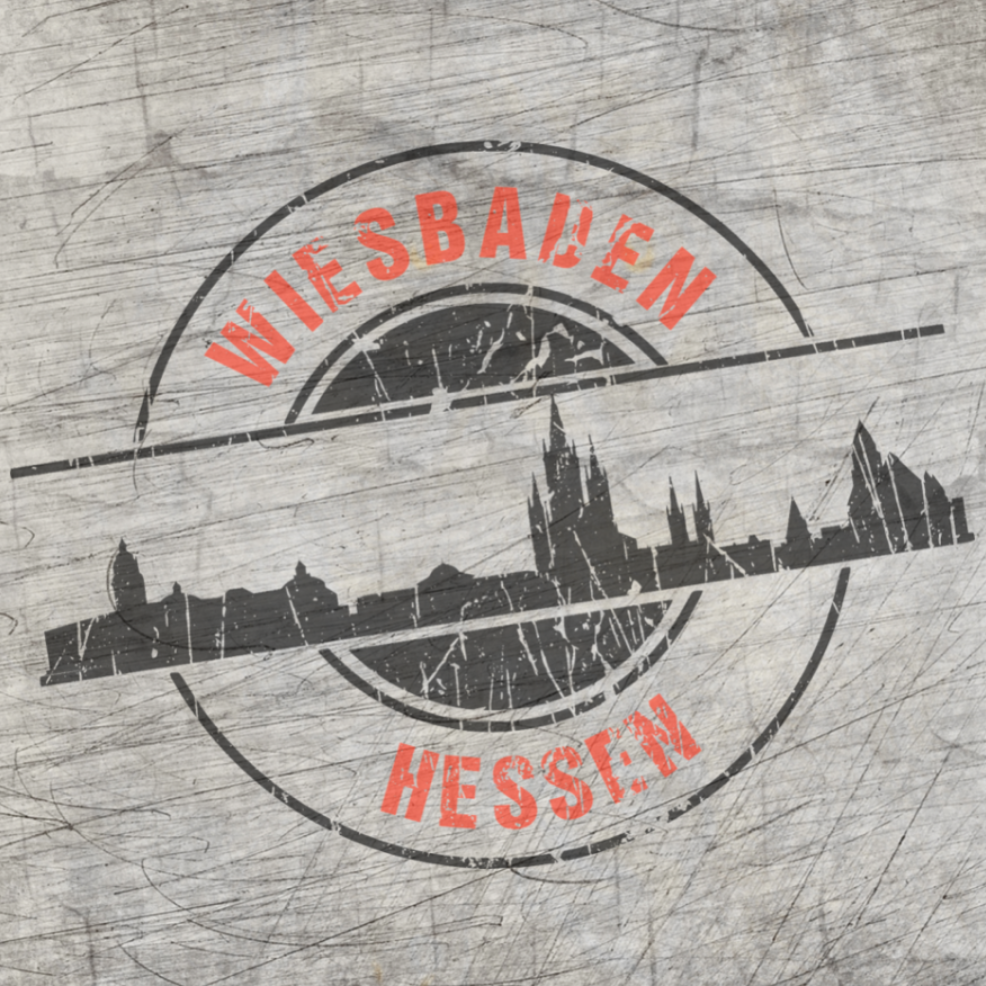 Die beeindruckende Skyline von Wiesbaden, umrahmt von einem kreativen Design, ideal für deine Projekte mit der "Skyline Wiesbaden" Plotterdatei von easy-sticks. Verwandle Materialien wie Holz oder Acryl in einzigartige Kunstwerke.