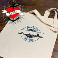 Tote Bag mit Skyline-Design von München, kreiert mit der "Stempel Skyline München" Plotterdatei von easy-sticks für individuelle DIY-Projekte.