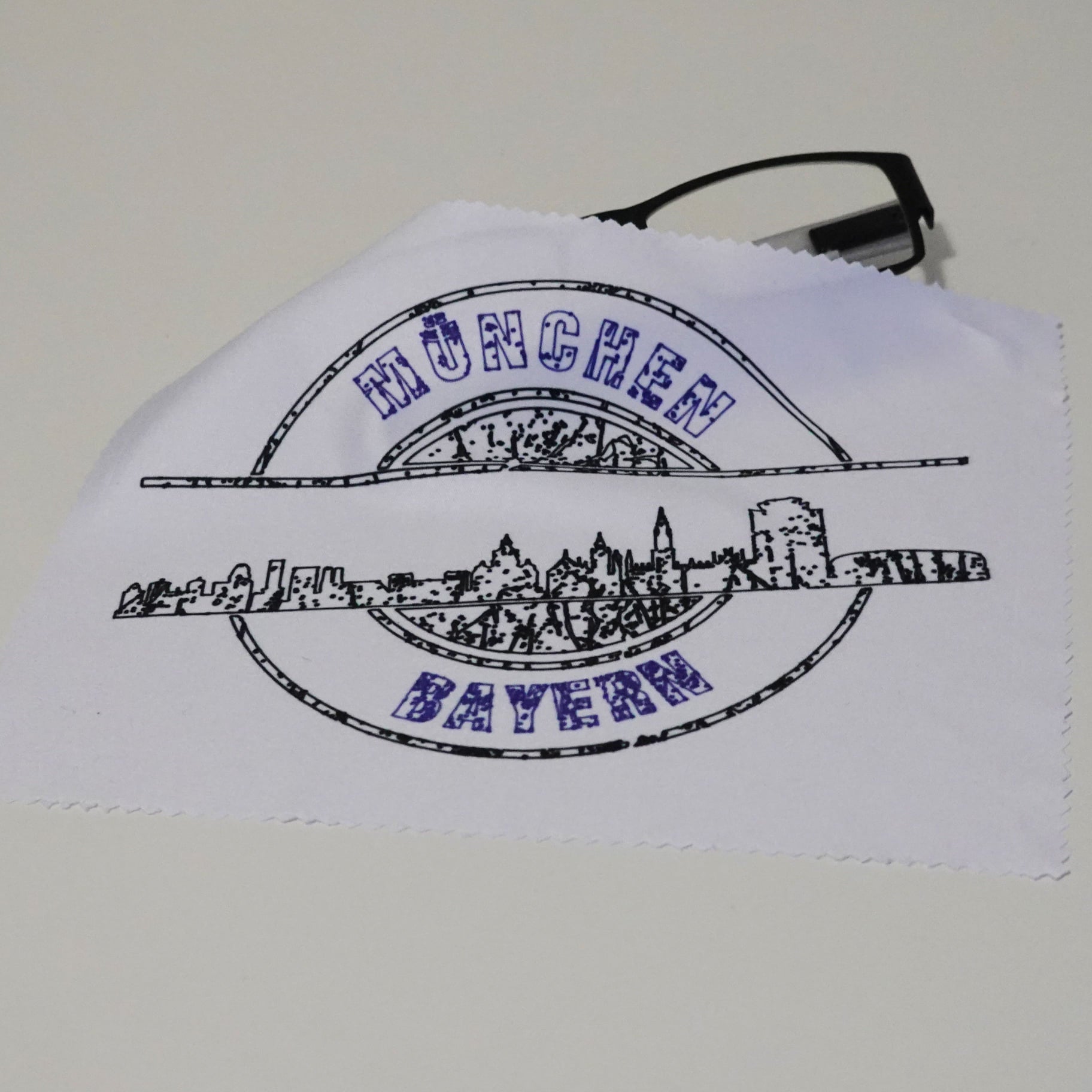 Kleine Kosmetiktasche mit Aufdruck der Skyline von München, hergestellt mit der "Stempel Skyline München" Plotterdatei von easy-sticks, perfekt für kreative Projekte.