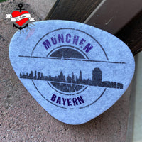 München Skyline Stempel im Filzdesign, inspiriert von der "Stempel Skyline München" Plotterdatei von easy-sticks. Kreative Möglichkeiten für DIY-Projekte.