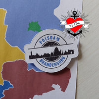Ein Sticker mit dem stempelartigen Design der Stempel Skyline Potsdam Plotterdatei von easy-sticks, das die markanten Gebäude von Potsdam stilisiert darstellt.