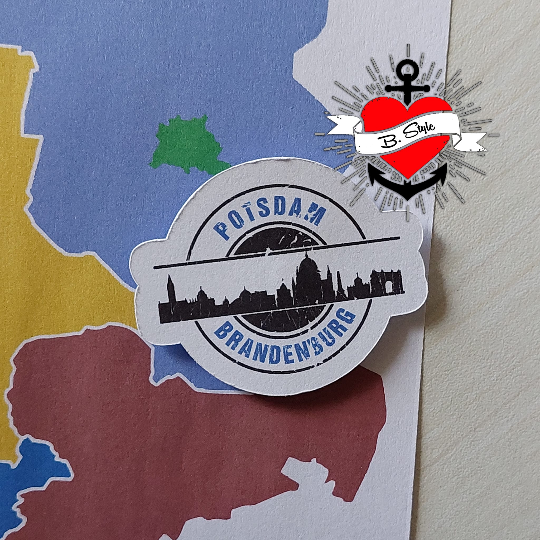 Ein Sticker mit dem stempelartigen Design der Stempel Skyline Potsdam Plotterdatei von easy-sticks, das die markanten Gebäude von Potsdam stilisiert darstellt.
