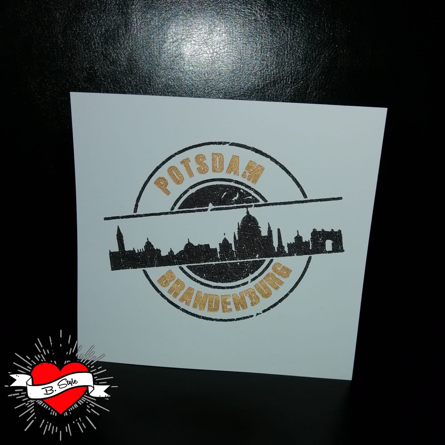 Eine künstlerische Karte, versehen mit dem Stempelmotiv der Stempel Skyline Potsdam Plotterdatei von easy-sticks, das die berühmte Skyline von Potsdam betont.
