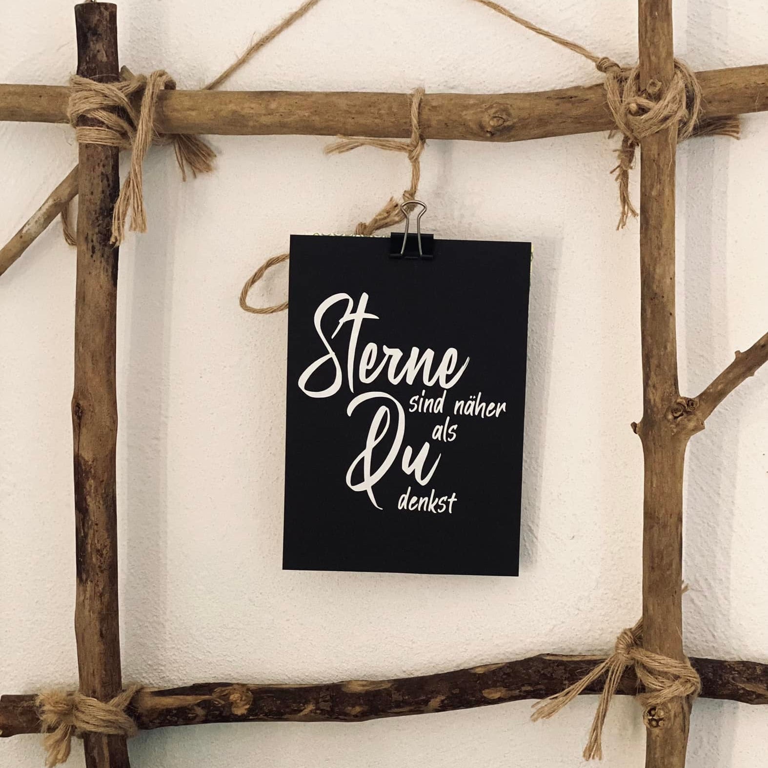 Stylisches Schild mit dem Text 'Sterne sind näher als Du denkst', verwendet die kreative Plotterdatei von easy-sticks. Perfekt zur Dekoration jeder Wand.