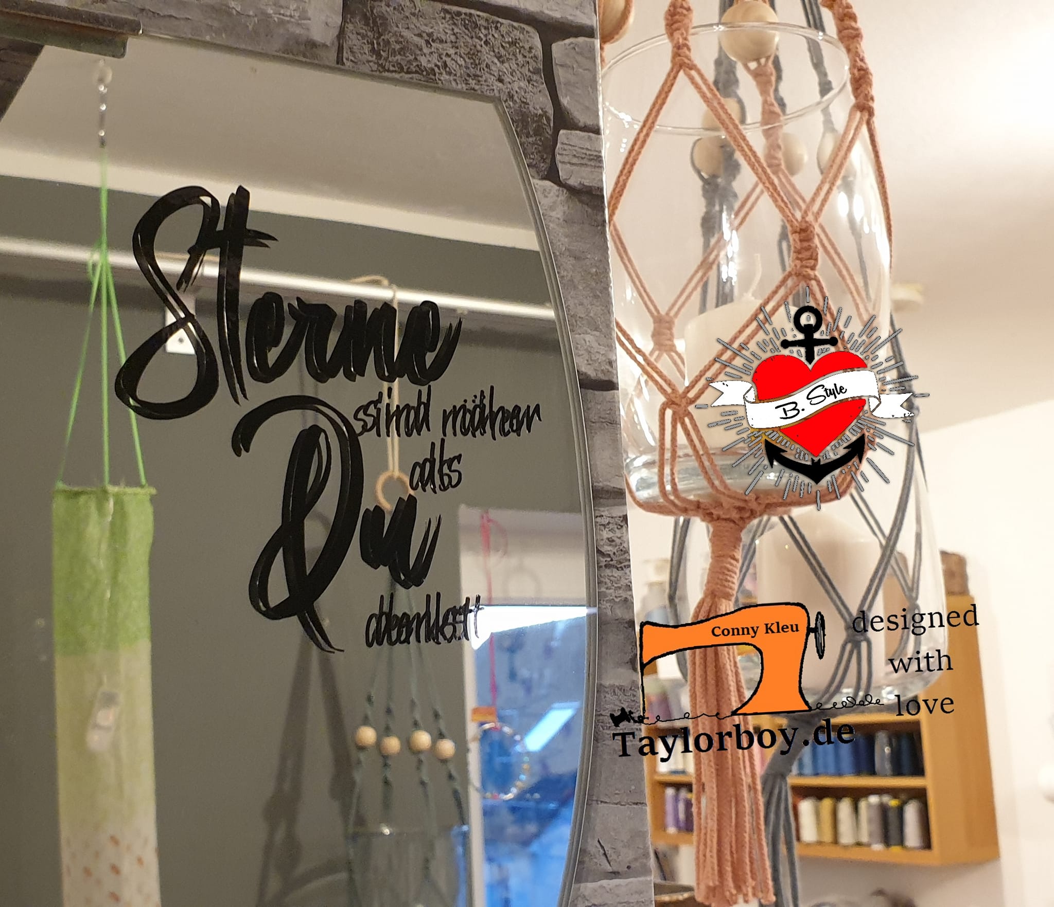 Spiegeldekoration mit dem Spruch 'Sterne sind näher als Du denkst', wunderbar designed mit der Plotterdatei von easy-sticks. Ein einzigartiges persönliches Touch für dein Zuhause.