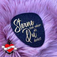 Kreatives Label auf samtigem Hintergrund mit dem Text 'Sterne sind näher als Du denkst', erstellt mit der Plotterdatei von easy-sticks. Ideal für individuelle Geschenkverpackungen.