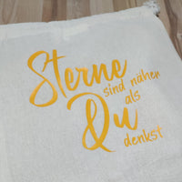 Tasche mit dem Spruch 'Sterne sind näher als Du denkst', entworfen mit der Plotterdatei von easy-sticks. Eine schöne Handarbeit für jeden Anlass.