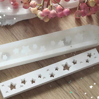 Handgefertigte Easy-Sticks Silikonform von Easy-Sticks mit Sternen-Motiven, ideal für kreative Winter- und Weihnachtsdeko. Zeigt zwei Silikonformen auf einem Holzuntergrund, umgeben von dekorativen Zweigen.