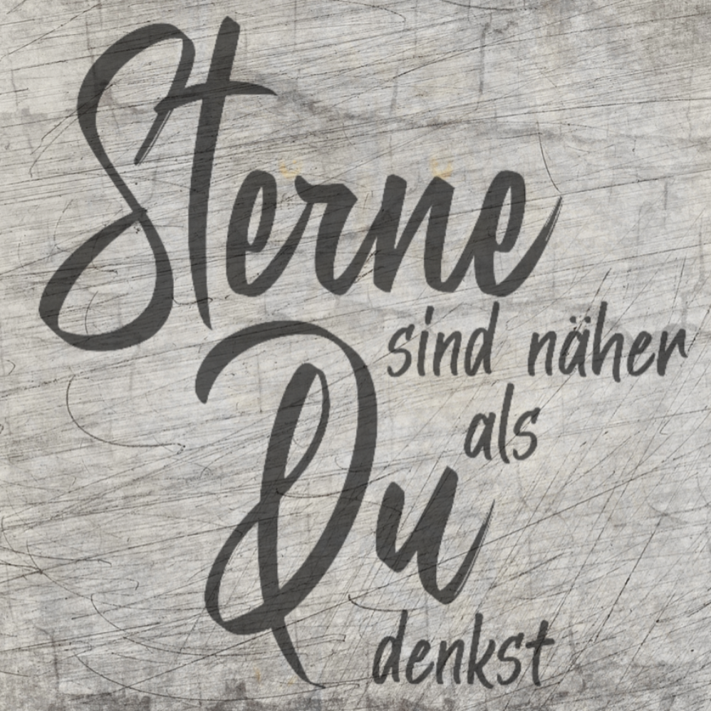 Kreative Gestaltungsidee mit der Plotterdatei 'Sterne sind näher als Du denkst' von easy-sticks zeigt einen stilvollen Schriftzug auf einer strukturierten Holzoberfläche.