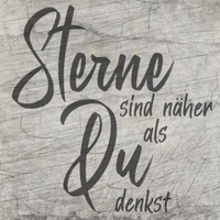 Kreative Gestaltungsidee mit der Plotterdatei 'Sterne sind näher als Du denkst' von easy-sticks zeigt einen stilvollen Schriftzug auf einer strukturierten Holzoberfläche.