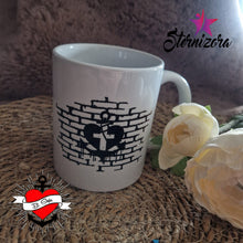 Lade das Bild in den Galerie-Viewer, Kreuz im Herz Anker Streetart Plotter datei idee download kaufen DIY Idee Geschenk beplotten B.Style Tasse Anbetung
