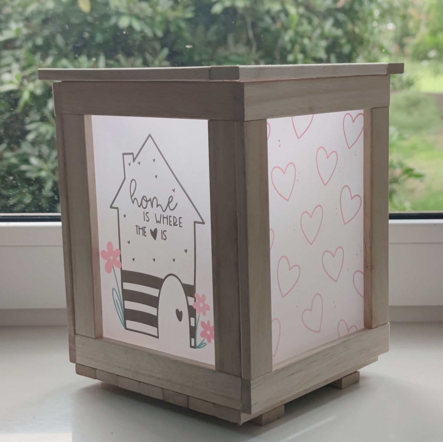 DIY Laterne mit Home-Motiv: "Home is where the heart is" von easy-sticks, zeigt eine dekorative Laterne mit einem charmanten Haus-Motiv und Blumen, ideal zur Wohnraumgestaltung.