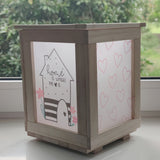DIY Laterne mit Home-Motiv: "Home is where the heart is" von easy-sticks, zeigt eine dekorative Laterne mit einem charmanten Haus-Motiv und Blumen, ideal zur Wohnraumgestaltung.