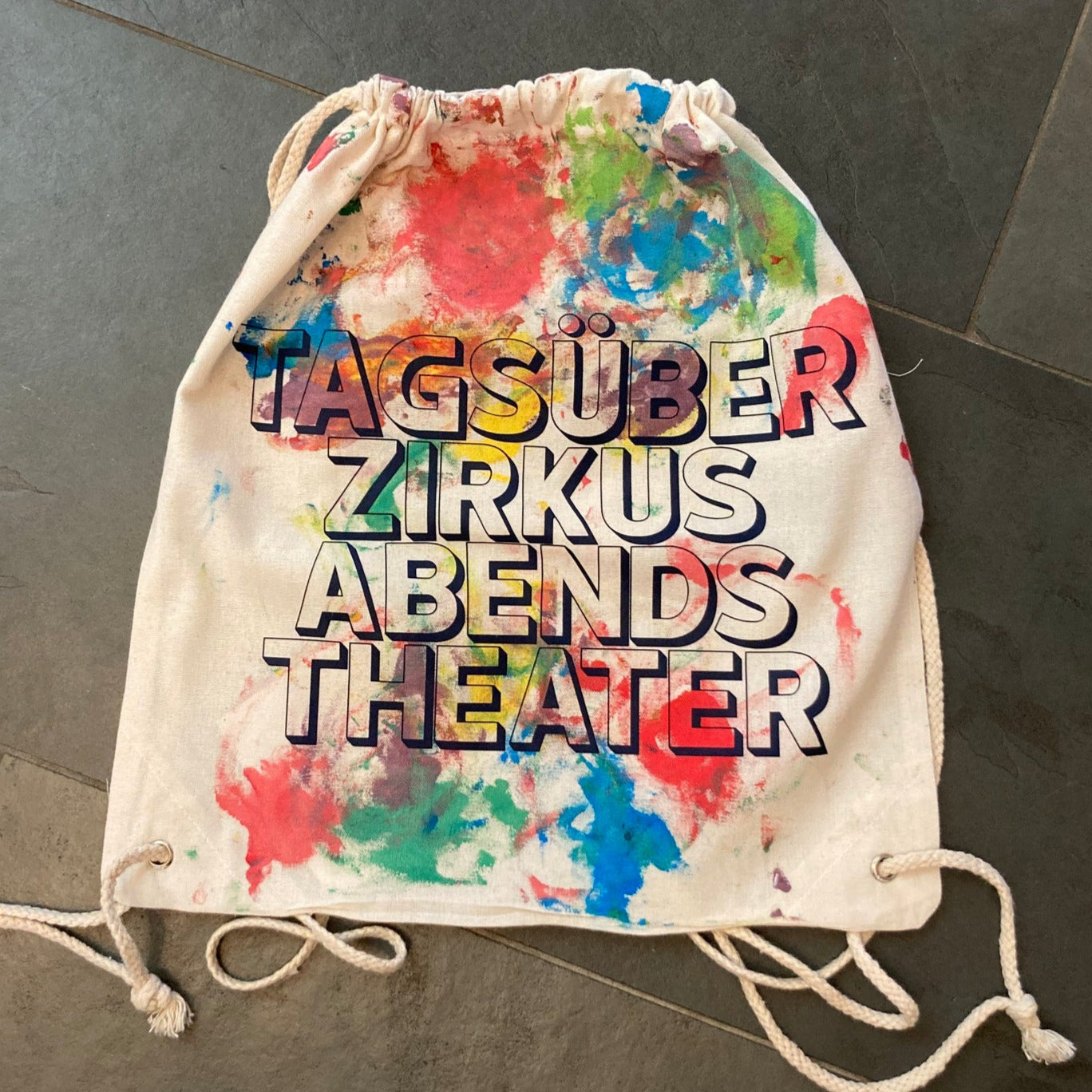 Tasche mit dem bunten Design "TAGSÜBER ZIRKUS ABENDS THEATER" von easy-sticks, eine inspirierende Plotterdatei für kreative Bastelprojekte.
