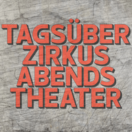 Das Motiv "TAGSÜBER ZIRKUS ABENDS THEATER" von easy-sticks als kreative Plotterdatei, hervorgehoben auf einem grauen Hintergrund, ideal für DIY-Projekte.