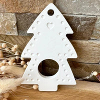 Schokoladenkugelhalter in Tannenbaum-Form von easy-sticks, elegant gestaltet mit Öffnung für Schokoladenkugeln, ideal für kreative Weihnachtsgeschenke.