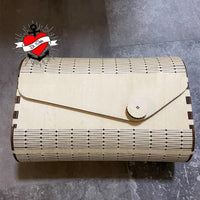Elegante Laserdatei Tasche von easy-sticks für 3&4 mm dicke Holzscheiben, perfekt für kreative Projekte. Die Tasche zeigt ein modernes Design mit präzisen Schnittmustern und hat einen charakteristischen Verschluss, ideal für DIY-Liebhaber.