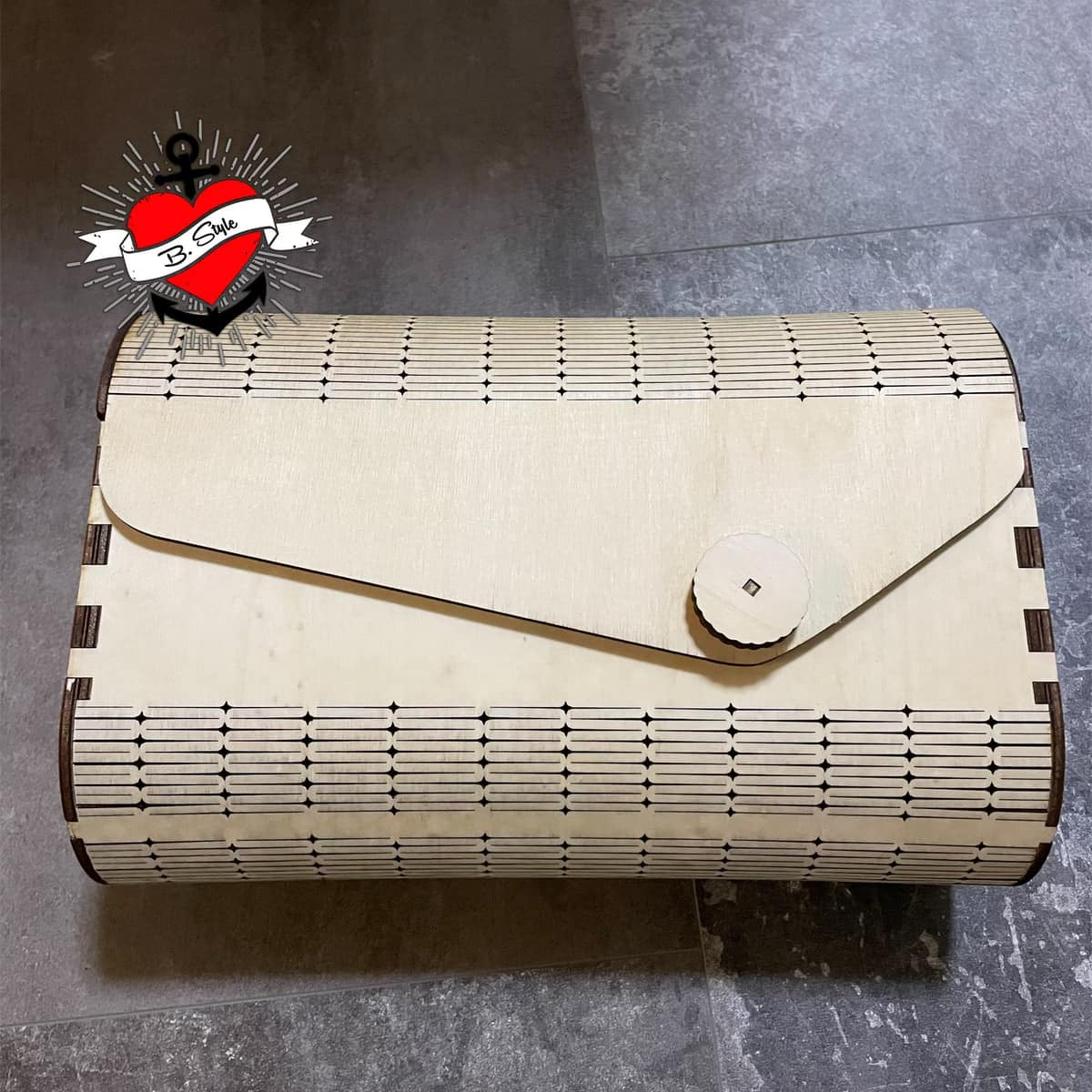 Elegante Laserdatei Tasche von easy-sticks für 3&4 mm dicke Holzscheiben, perfekt für kreative Projekte. Die Tasche zeigt ein modernes Design mit präzisen Schnittmustern und hat einen charakteristischen Verschluss, ideal für DIY-Liebhaber.