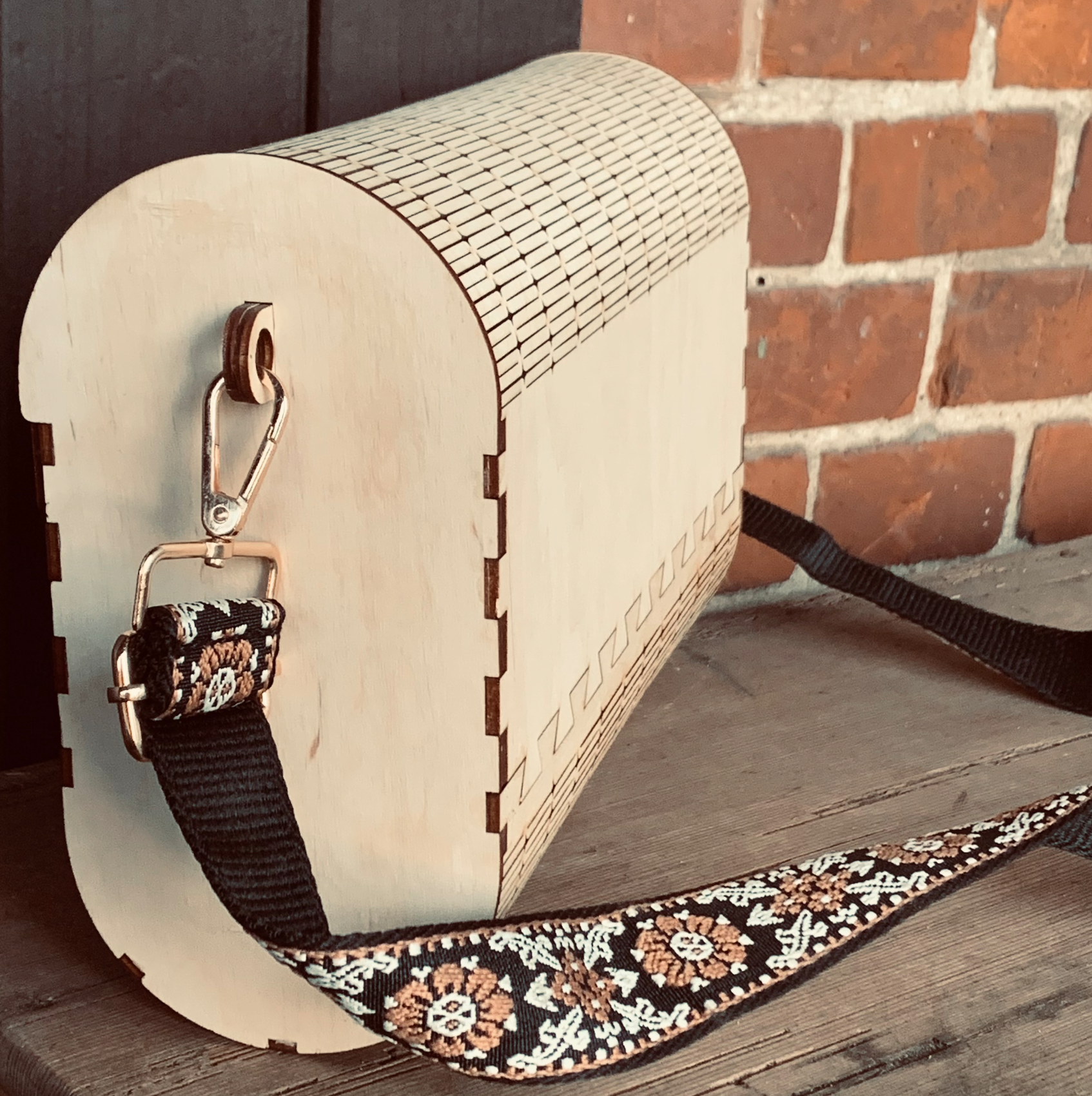 Rückansicht der stilvollen Tasche aus Holz, inspiriert durch die Laserdatei Taschen von easy-sticks, die Funktionalität und Design vereint.
