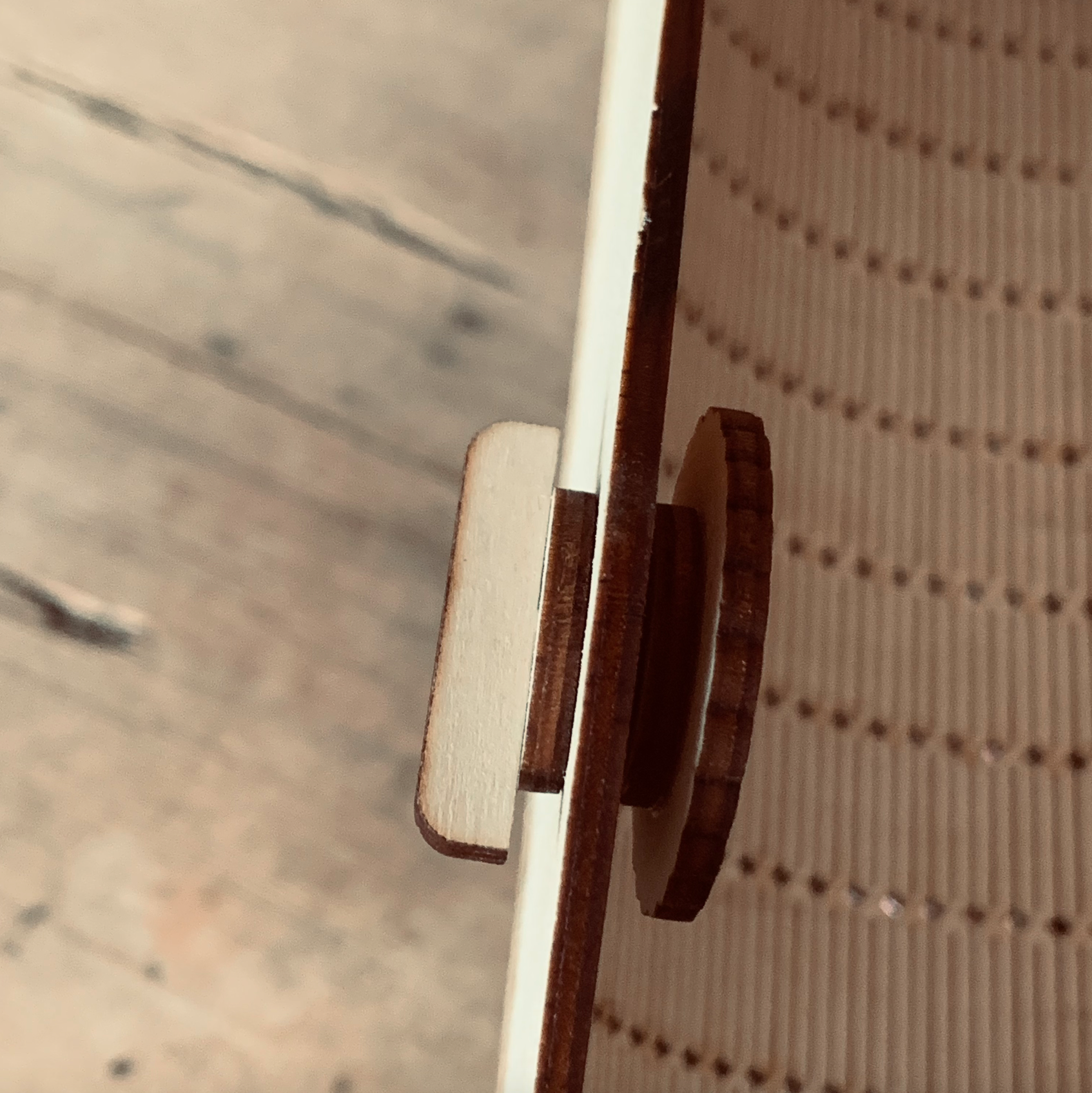 Detailaufnahme der Holzverarbeitung einer Tasche, die mit der Laserdatei von easy-sticks designt wurde, ideal für kreative Bastelideen.
