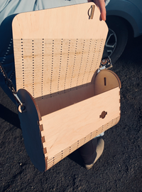 Offene Tasche aus Holz mit ansprechendem Design, erstellt mit der Laserdatei von easy-sticks für unvergessliche DIY-Projekte.