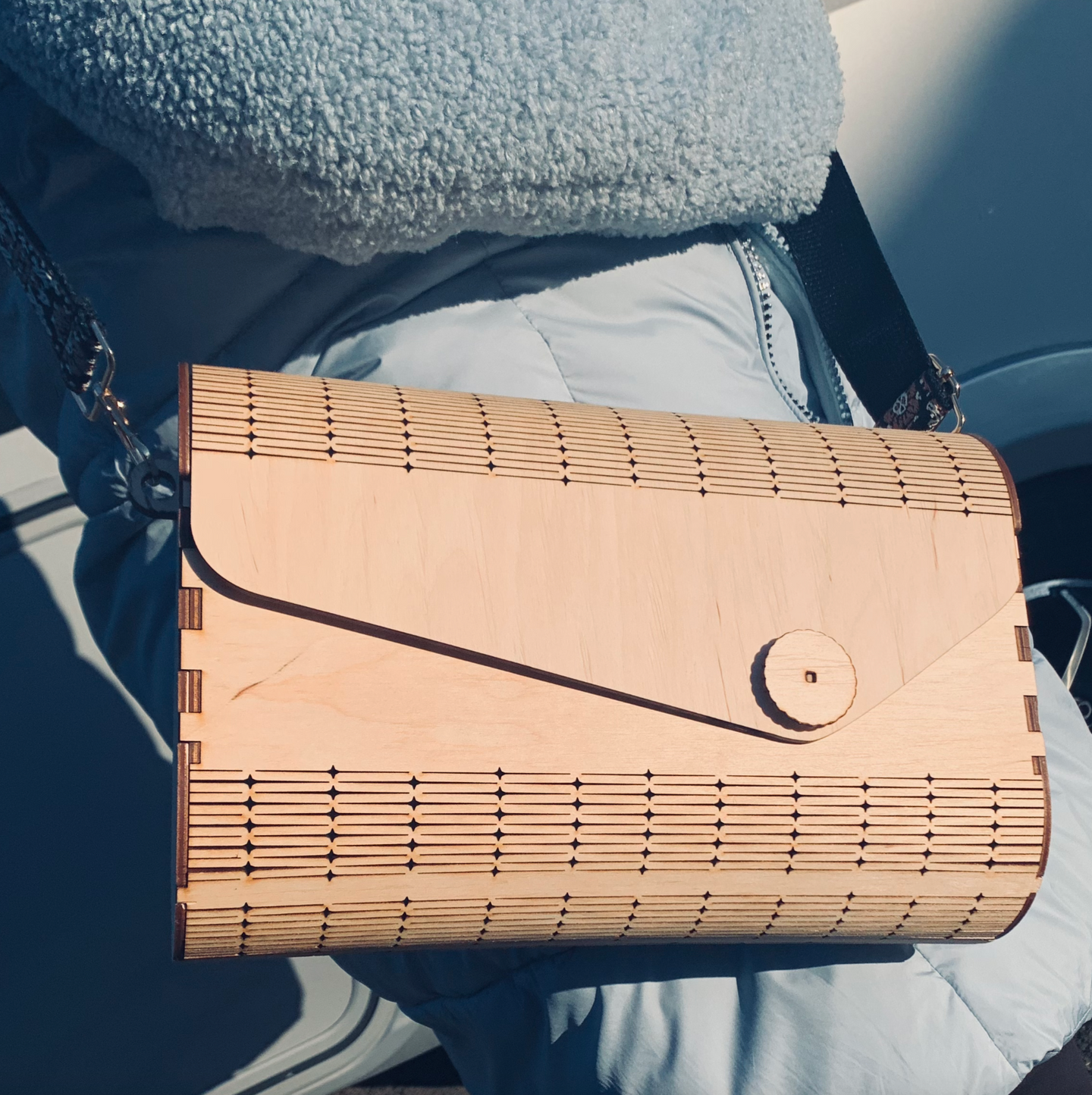 Moderne Handtasche aus 3&4 mm Laserdatei von easy-sticks, getragen von einer Person in einem Winteroutfit, stilvoll und funktional.