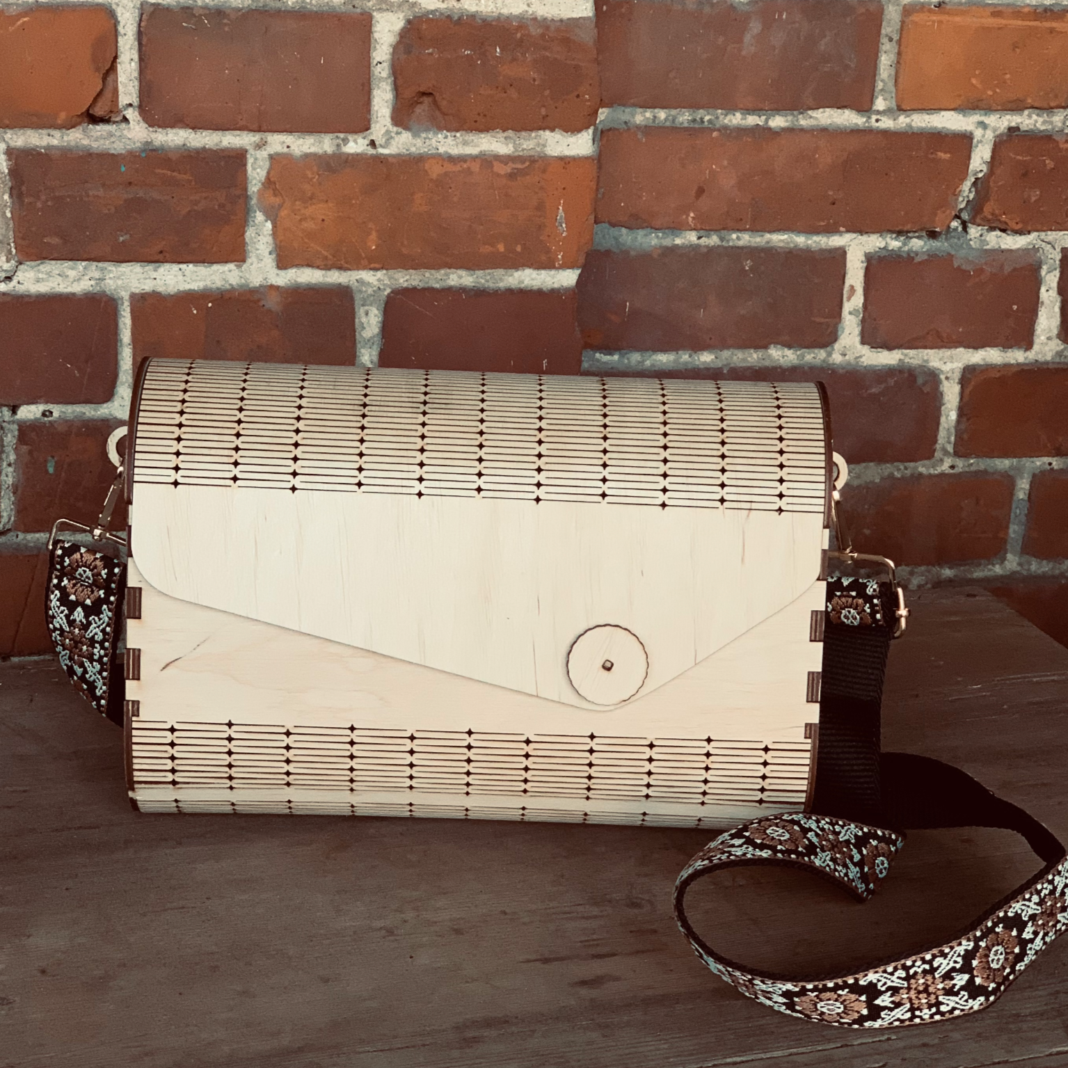 Elegante Tasche aus 3&4 mm dickem Holz, entworfen von easy-sticks, perfekt für kreative Projekte mit Laserdatei.