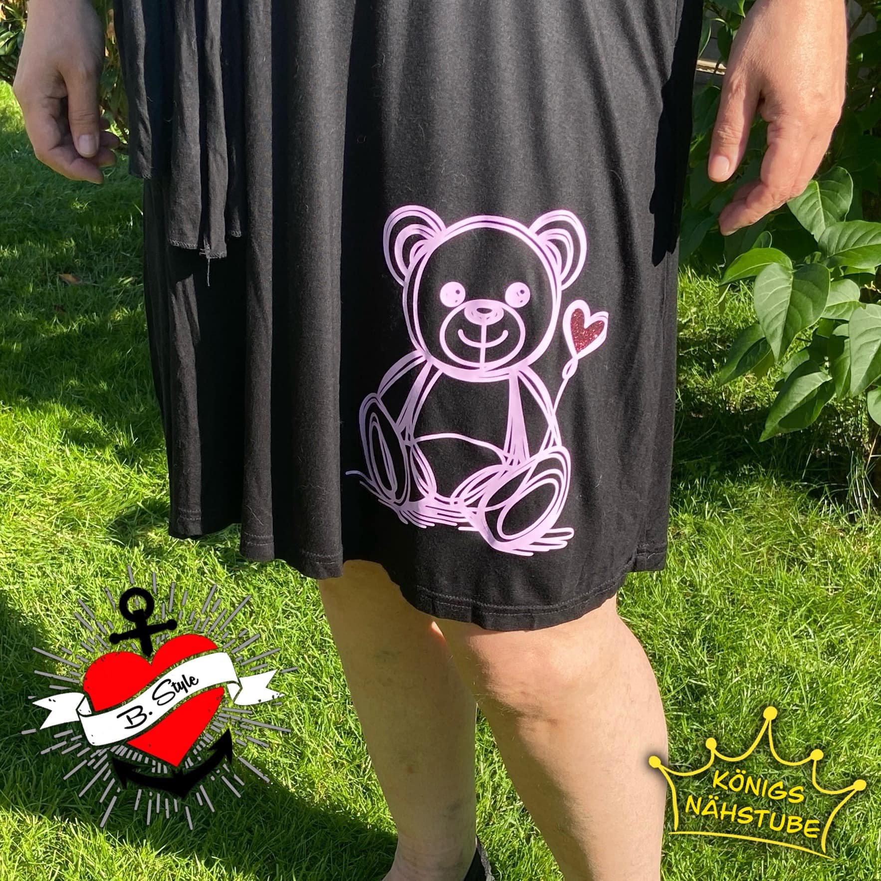 Ein schwarzes Kleid mit einem hübschen pinken Teddy-Motiv und Herz, designt mit der Plotter Datei 'Teddy mit Herz' von easy-sticks, perfekt für kreative DIY-Projekte.