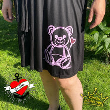 Lade das Bild in den Galerie-Viewer, Ein schwarzes Kleid mit einem hübschen pinken Teddy-Motiv und Herz, designt mit der Plotter Datei &#39;Teddy mit Herz&#39; von easy-sticks, perfekt für kreative DIY-Projekte.
