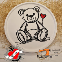 Lade das Bild in den Galerie-Viewer, Eine runde Platte mit einem liebevollen Teddy-Motiv und Herz, gestaltet mit der Plotter Datei &#39;Teddy mit Herz&#39; von easy-sticks. Umgeben von Holzwolle für kreatives Basteln.
