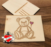 Lasergravierte Holzplatte mit Teddy und Herzdesign von easy-sticks, perfekt für handgemachte Dekorationen - Teddy mit Herz - Plotter Datei.