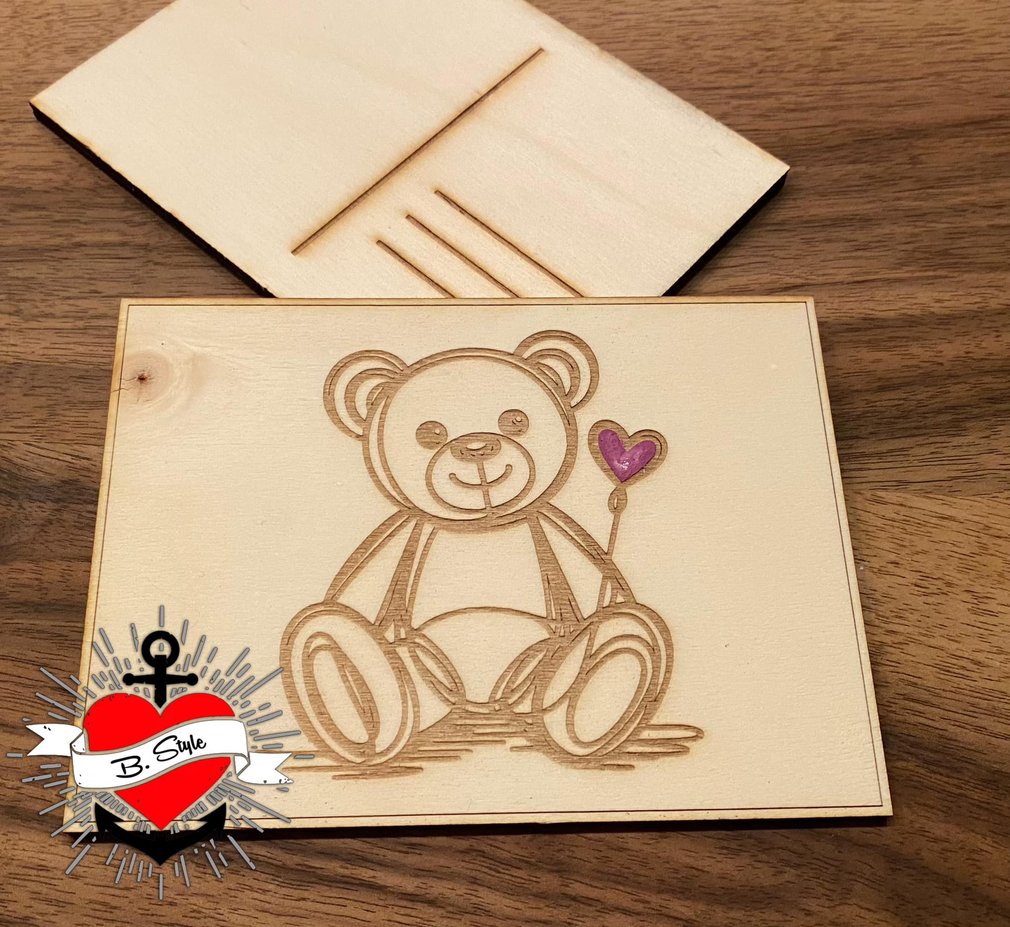 Lasergravierte Holzplatte mit Teddy und Herzdesign von easy-sticks, perfekt für handgemachte Dekorationen - Teddy mit Herz - Plotter Datei.