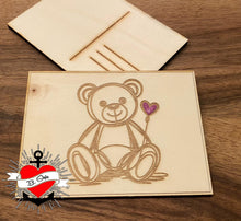 Lade das Bild in den Galerie-Viewer, Lasergravierte Holzplatte mit Teddy und Herzdesign von easy-sticks, perfekt für handgemachte Dekorationen - Teddy mit Herz - Plotter Datei.

