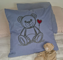 Lade das Bild in den Galerie-Viewer, Kreatives Kissen mit Teddy und Herzmotiv von easy-sticks, ideal für persönliche DIY-Projekte mit der Teddy mit Herz - Plotter Datei.
