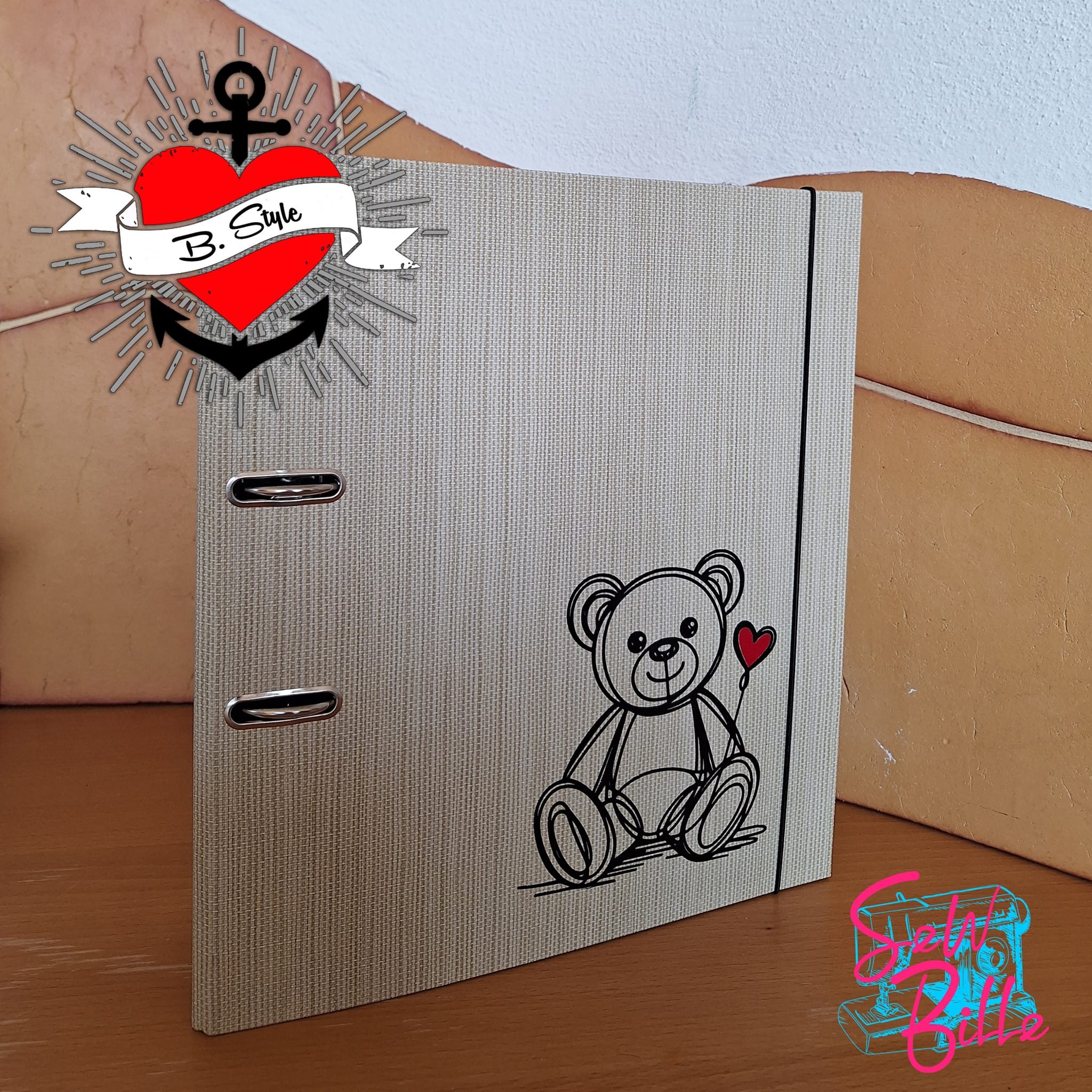 Ein kreativer Ordner mit einem süßen Teddy und Herzmotiv, designt mit der Plotter Datei 'Teddy mit Herz' von easy-sticks. Perfekt für die Organisation von Dokumenten.