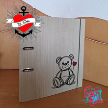 Lade das Bild in den Galerie-Viewer, Ein kreativer Ordner mit einem süßen Teddy und Herzmotiv, designt mit der Plotter Datei &#39;Teddy mit Herz&#39; von easy-sticks. Perfekt für die Organisation von Dokumenten.
